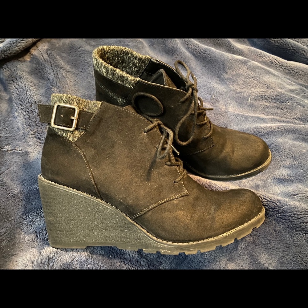 R2 | Wendy Wedge | Size: 9 | Black Suede